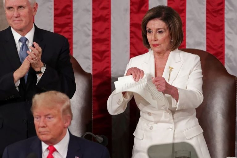 Pelosi rompe el discurso de Trump y otras anécdotas del Estado de la Unión Pelosi rompe el discurso de Trump y otras anécdotas del Estado de la Unión