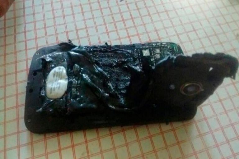 Joven argentino con quemaduras graves tras explotar su teléfono mientras dormía