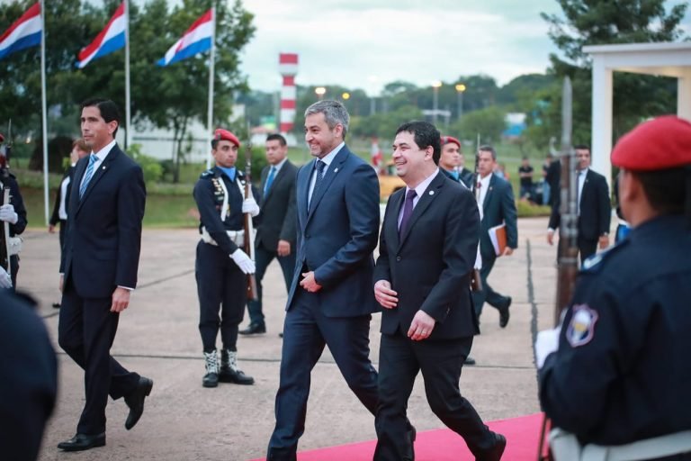 Presidente regresó al país tras participar de la asunción de Lacalle Pou en Uruguay