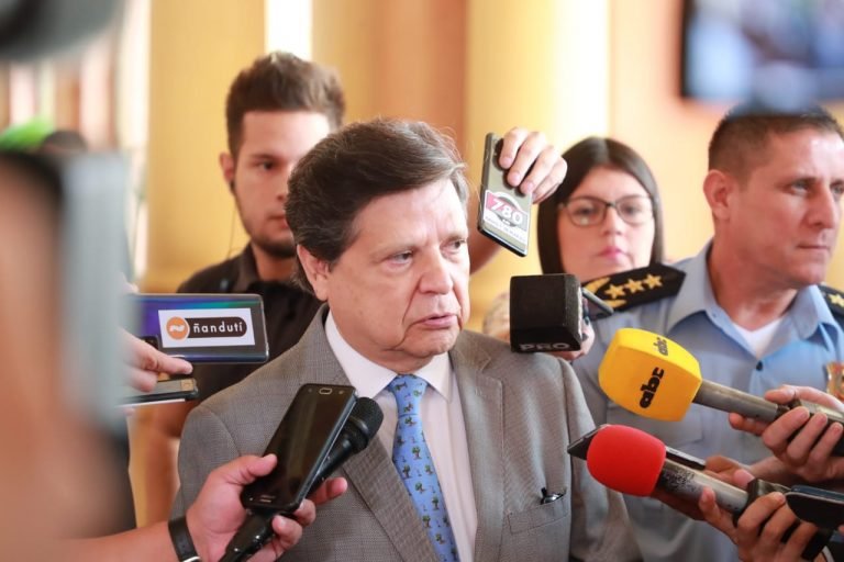 Acevedo pide evitar ir a oficios religiosos: «Mba´epiko la 15 días ndajahai la misahape»