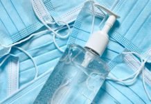 Evalúan producción nacional de tapabocas y alcohol en gel ante creciente demanda