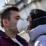 Sin abrazos ni besos hasta que haya una vacuna para el Covid-19, dice la OMS