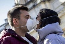 Sin abrazos ni besos hasta que haya una vacuna para el Covid-19, dice la OMS