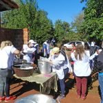 Funcionarios de la Diócesis de la Santísima Encarnación brindan almuerzo para niños y familias del Sector Vertedero