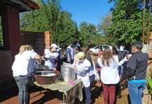 Funcionarios de la Diócesis de la Santísima Encarnación brindan almuerzo para niños y familias del Sector Vertedero