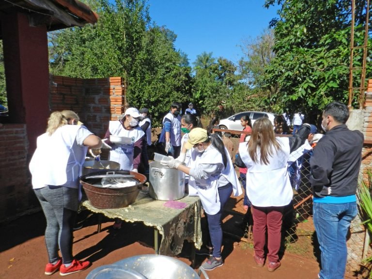 Funcionarios de la Diócesis de la Santísima Encarnación brindan almuerzo para niños y familias del Sector Vertedero