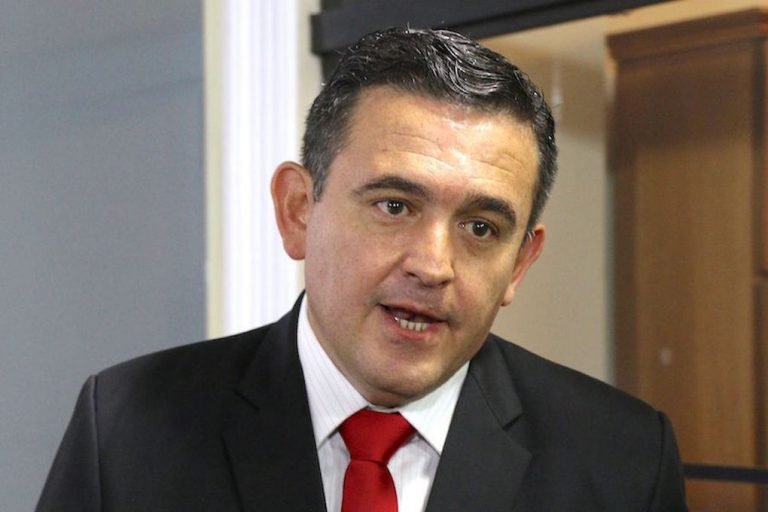 Eduardo Petta se autofelicita en redes sociales por trabajar incluso domingos