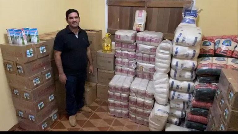 Honor Colorado dona alimentos para ollas populares en Alberdi