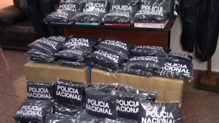 Mamelucos de bioseguridad fueron entregadas a la Policía de Itapúa Mamelucos de bioseguridad fueron entregadas a la Policía de Itapúa