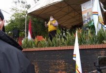 Intendente Yd traslada su despacho al patio de su vivienda