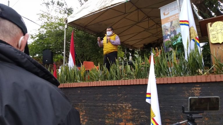 Intendente Yd traslada su despacho al patio de su vivienda