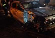 Por desviar a un perro, conductor fue a parar contra una ferretería