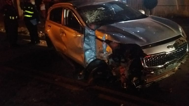 Por desviar a un perro, conductor fue a parar contra una ferretería Por desviar a un perro, conductor fue a parar contra una ferretería