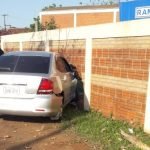 Tras accidente un vehículo quedó incrustado por una muralla