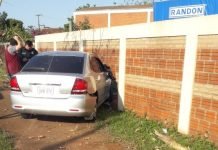 Tras accidente un vehículo quedó incrustado por una muralla