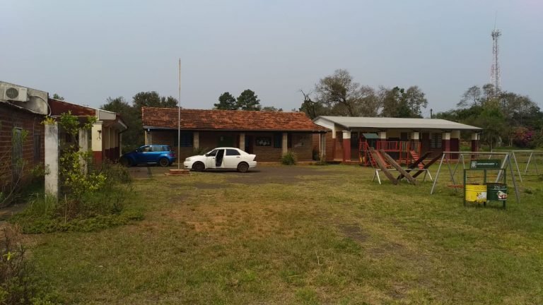 Ladrones sin vergüenzas llevan hasta un inodoro de una escuela