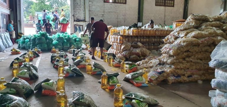 Se inicia entrega de kits de víveres a familias relocalizadas de Itapúa Se inicia entrega de kits de víveres a familias relocalizadas de Itapúa