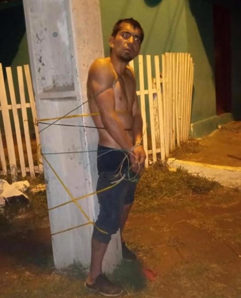 Ladrón fue atrapado, atado a una columna y peluqueado