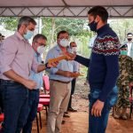 Jóvenes de Caazapá reciben pago por becas universitarias