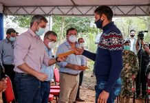 Jóvenes de Caazapá reciben pago por becas universitarias