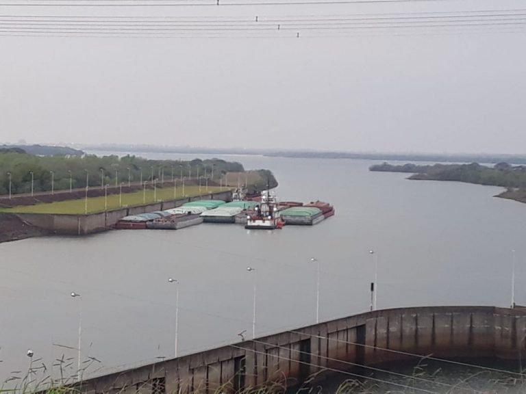 Yacyretá opera para pasaje de barcazas con producción agrícola nacional