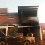 Incendio consumió parte de una construcción y varios vehículos