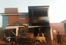 Incendio consumió parte de una construcción y varios vehículos