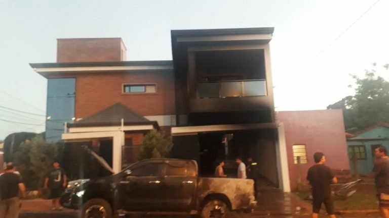 Incendio consumió parte de una construcción y varios vehículos