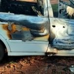 Hombre quemó un vehículo, en su defensa dice que lo obligaron