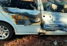 Hombre quemó un vehículo, en su defensa dice que lo obligaron