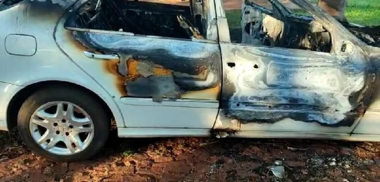 Hombre quemó un vehículo, en su defensa dice que lo obligaron