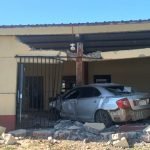 Menor de edad al mando de un vehículo derribó parte de una vivienda en San Juan del Paraná