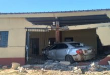 Menor de edad al mando de un vehículo derribó parte de una vivienda en San Juan del Paraná