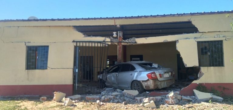 Menor de edad al mando de un vehículo derribó parte de una vivienda en San Juan del Paraná Menor de edad al mando de un vehículo derribó parte de una vivienda en San Juan del Paraná