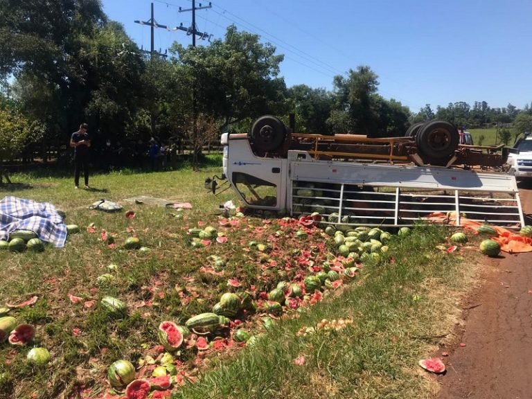 Productor de Sandía tuvo millonarias pérdidas luego del vuelco de su camión Productor de Sandía tuvo millonarias pérdidas luego del vuelco de su camión
