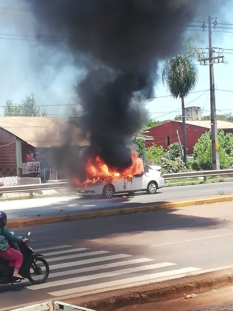 Vehículo ardió en llamas en Encarnación Vehículo ardió en llamas en Encarnación