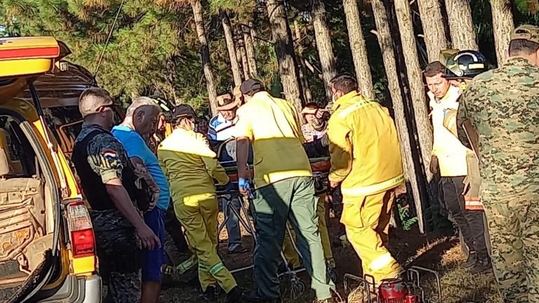 Joven mirandense quedó atrapado en su vehículo luego de chocar contra un árbol