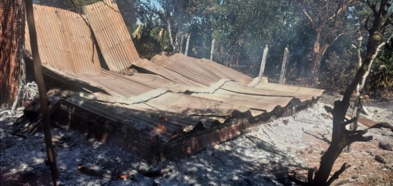 Incendio consumió por completo una humilde vivienda en Hohenau Km 5 Incendio consumió por completo una humilde vivienda en Hohenau Km 5