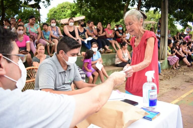 Familias de Ayolas recibieron bonos navideños