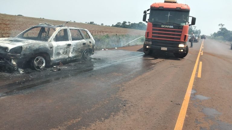 Vehículo se incendió por completo en plena ruta Vehículo se incendió por completo en plena ruta