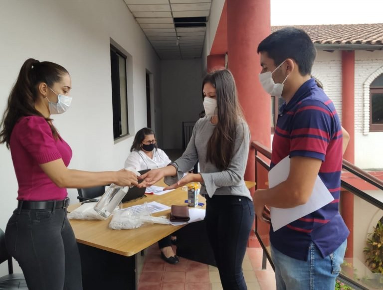EBY completa aporte a becarios del Ñeembucú