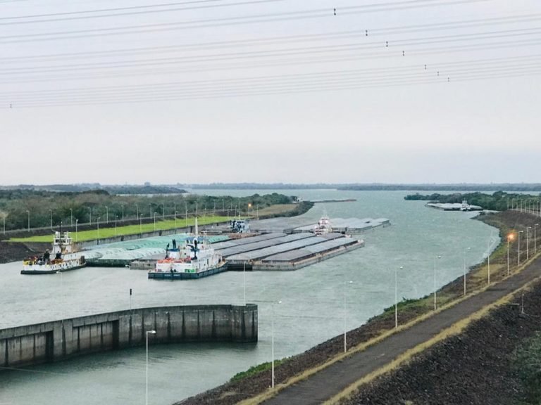 Plan “Ventana de agua” está en marcha y miles de toneladas de productos paraguayos pasarán por esclusa de Yacyretá Plan “Ventana de agua” está en marcha y miles de toneladas de productos paraguayos pasarán por esclusa de Yacyretá
