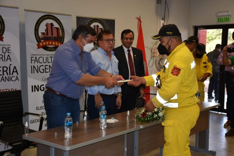 La Entidad Binacional Yacyretá firmó un convenio con la FIUNA y entrega aportes a bomberos voluntarios de Misiones