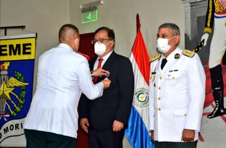 Director de Yacyretá recibe la “Medalla de Honor de la Escuela de Comando y Estado Mayor del Ejército”