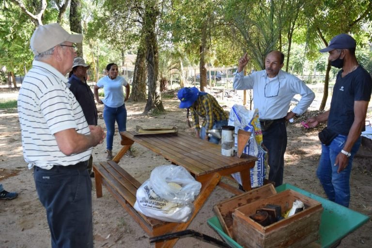 Capacitan a apicultores para el fortalecimiento de la producción en el distrito de Ayolas
