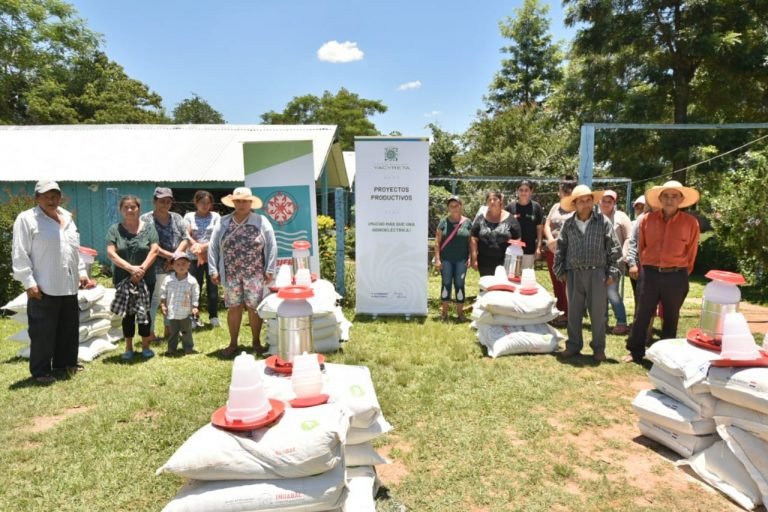Familias de Caazapá reciben insumos para desarrollar proyecto de cría de aves Familias de Caazapá reciben insumos para desarrollar proyecto de cría de aves