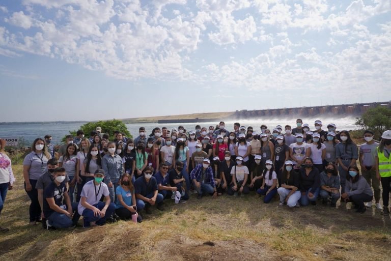 Pasantes visitan complejo hidroeléctrico de Yacyretá Pasantes visitan complejo hidroeléctrico de Yacyretá