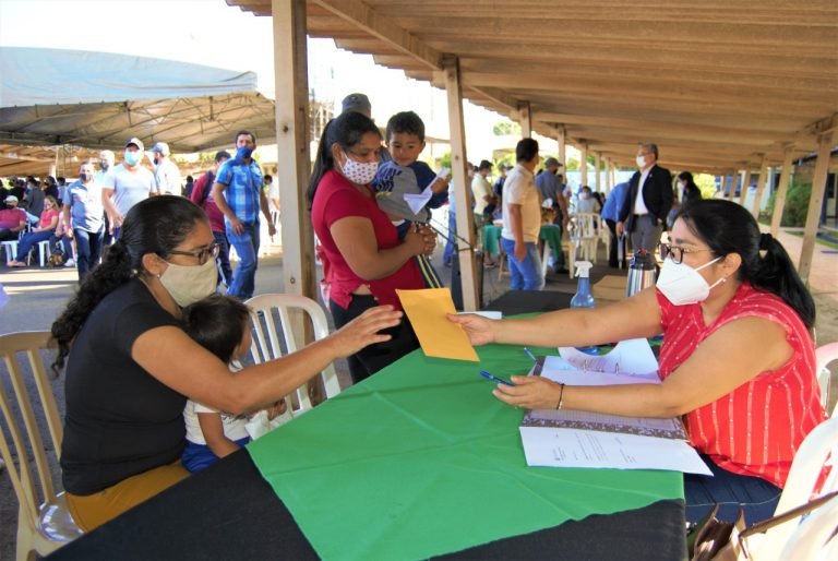Gobierno entrega subsidio por veda pesquera en Itapúa Gobierno entrega subsidio por veda pesquera en Itapúa