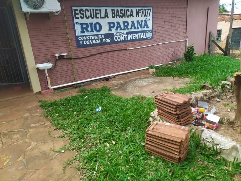 Mediante vecinos delincuentes fueron sorprendidos cuando intentaban hurtar en una escuela