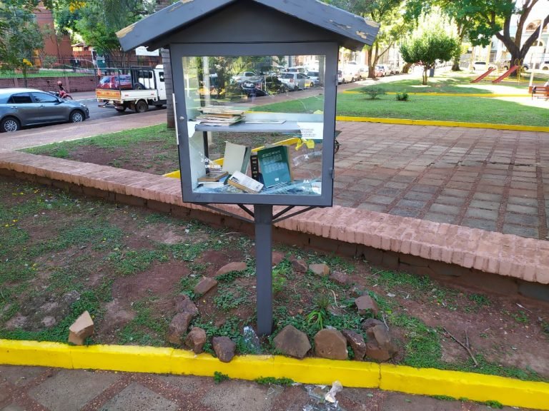 Vándalos violentaron el vidrio de la biblioteca callejera de la Plaza de Armas de Encarnación